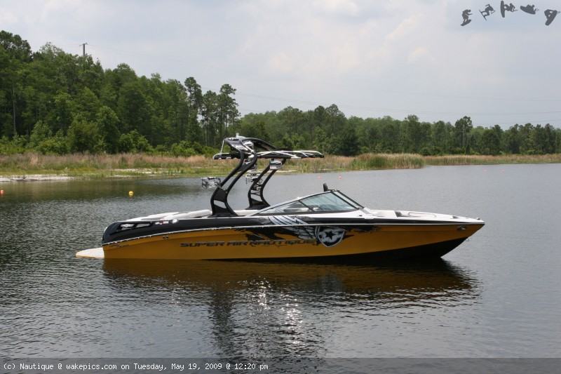 boat-with-cover-006-wakeboarding-wakeskating-photos.jpg